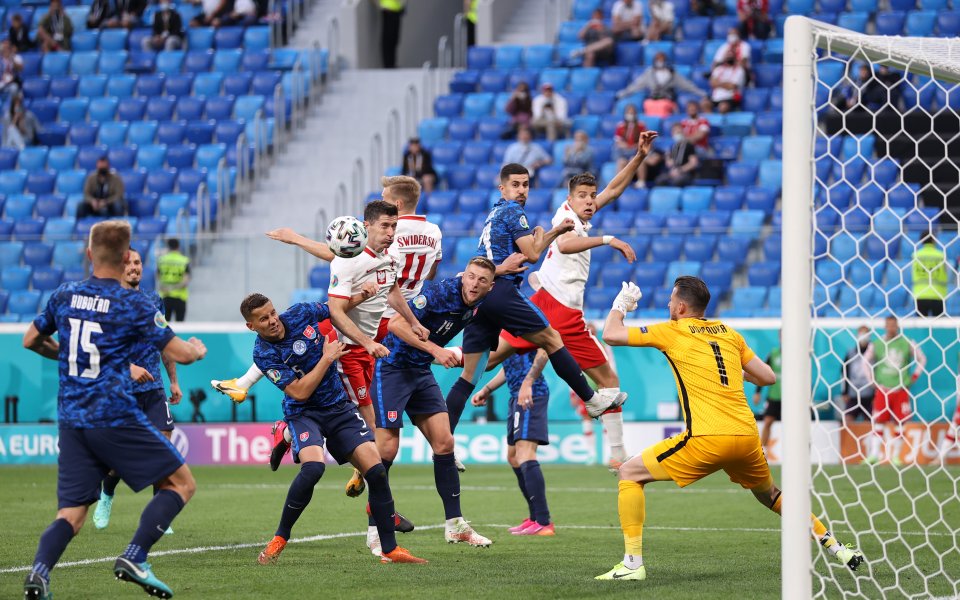 Десетима от Полша вкараха един гол повече, но загубиха злощастно от Словакия