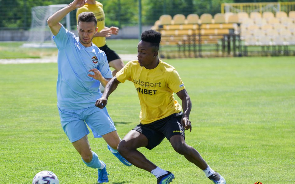 Мъжкият отбор на Ботев Пловдив победи с 4:0 дублиращия тим