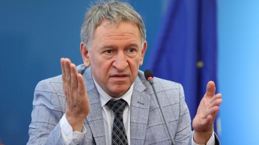  Стойчо </div>

</article>
<style>
.youtube{
  width:100%;height:500px;
}
@media only screen and (max-width: 600px) {
.youtube {
    height:250px;
  }
}
</style>
<div style=