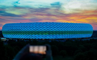 Европейската футболна федерация забрани на властите в Мюнхен да оцветят стадиона