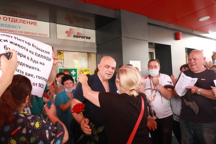 Протест пред Пирогов в защита на доц Атанасов и COVID