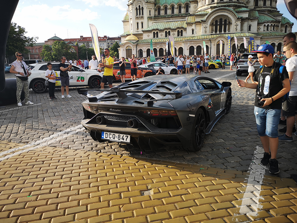 Неделният ден в София ще бъде запомнен с невижданото струпване на Ferrari-та, Lamborghini-та, Porsche-та, McLaren-и и др. пред „Александър Невски”. Шоуто беше впечатляващо.