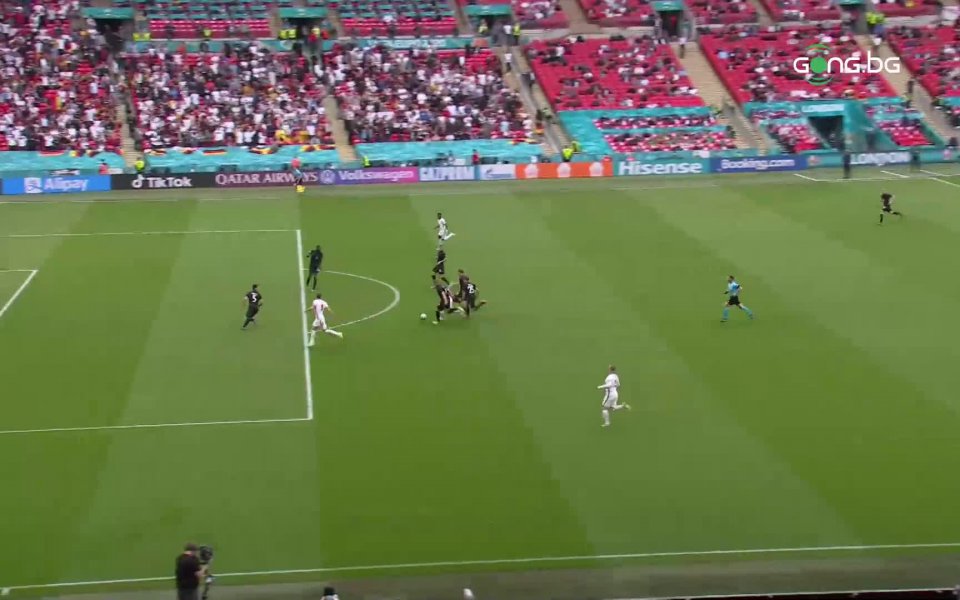 Страхотна възможност се откри пред Хари Кейн секунди преди почивката.