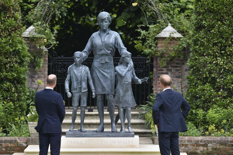 Уилям и Хари откриха статуята в памет на принцеса Даяна