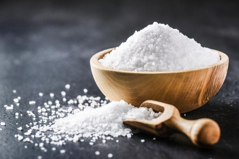 <p>Можете да използвате всякаква сол - готварска, хималайска, черна сол (която е най-ефективна, ако искате да се предпазите от злодеятели). Черна сол можете също да си направите сами с огарки от дърво или хартия.</p>

<p><strong>Как да я използвате:</strong></p>