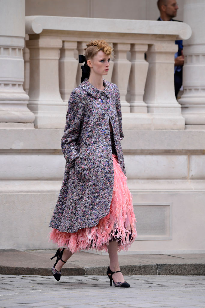 <p>Цветя, пайети и ярки цветове преобладават в колекцията за сезон есен/зима на модна къща Chanel, която беше представена на Седмицата на висшата мода в Париж</p>