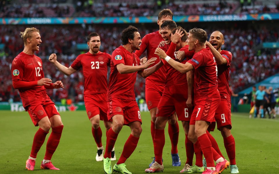 Националните отбори на Англия и Дания играят при