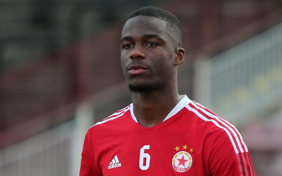 Дефанзивният халф Жуниор Нзила ще бъде първият и засега единствен