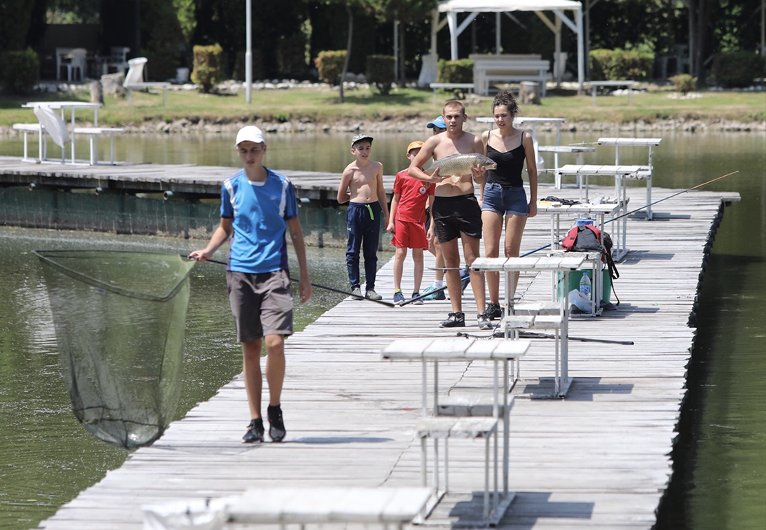 <p>Хора търсят прохладата край езерото в Панчарево и край фонтаните на НДК</p>