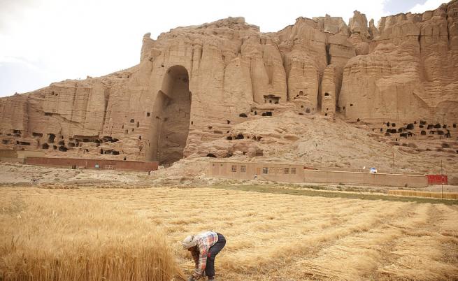  Руините от мястото, където преди 20 години са били античните скулптури на Буда (Бамян, Афганистан) 