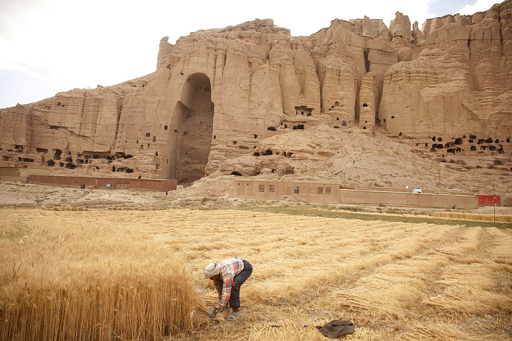 <p>Руините от мястото, където преди 20 години са били древните статуи на Буда (Бамиян, Афганистан)</p>