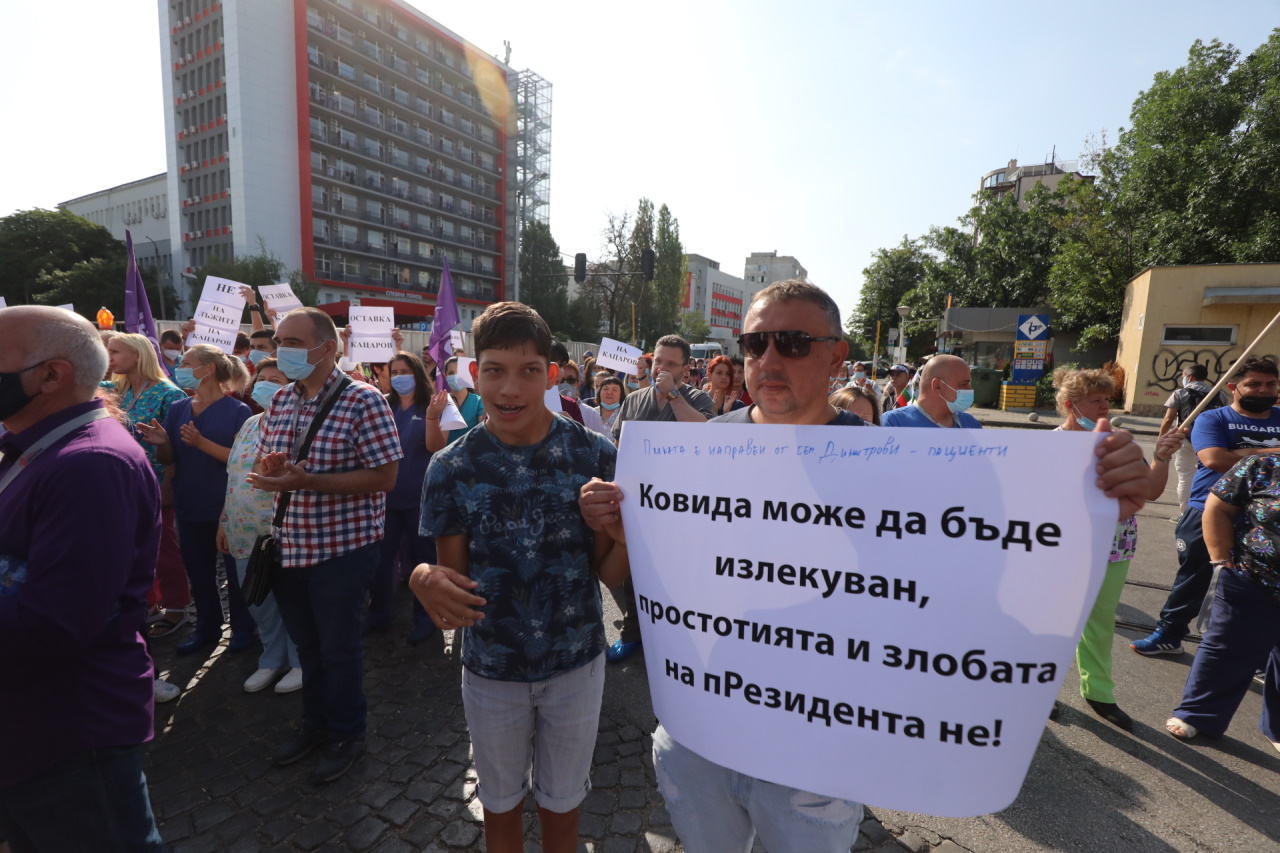 <p>Лекари, медицински сестри и санитари, работещи в лечебното заведение, се събраха пред входа на болницата на протест срещу отстраняването на проф.Асен Балтов от директорския пост</p>