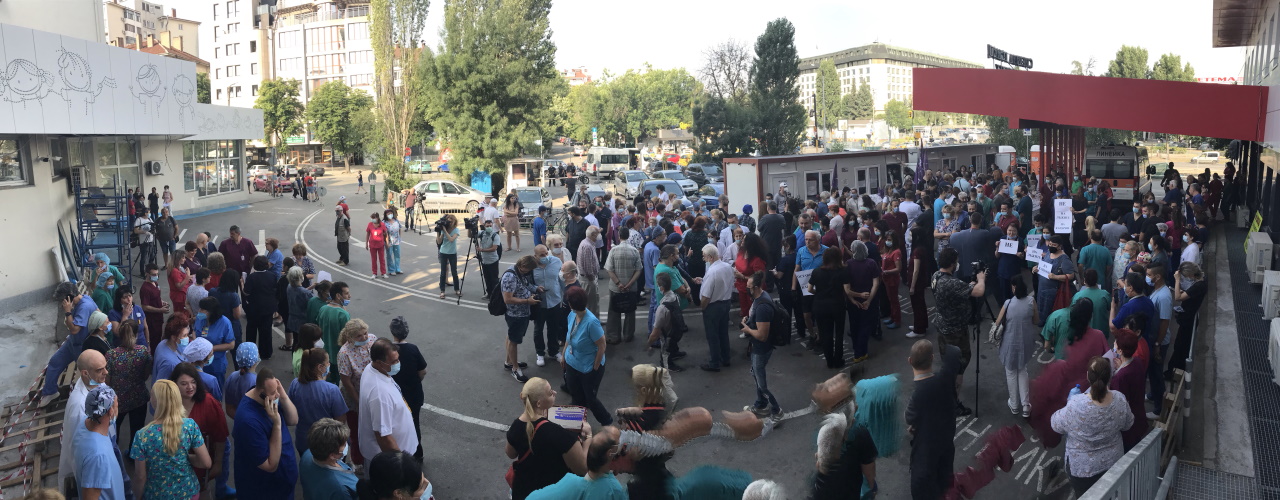 <p>Лекари, медицински сестри и санитари, работещи в лечебното заведение, се събраха пред входа на болницата на протест срещу отстраняването на проф.Асен Балтов от директорския пост</p>