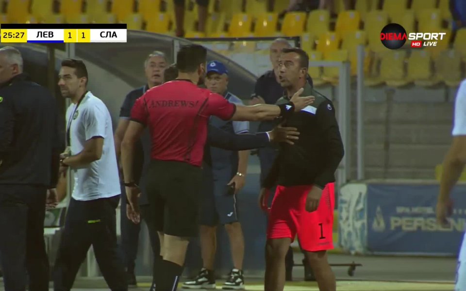 Жълт картон в 25-ата минута получи треньорът на Славия Златомир