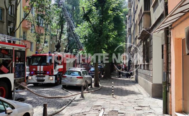 Голям пожар в центъра на София, евакуираха хора в жилищна сграда