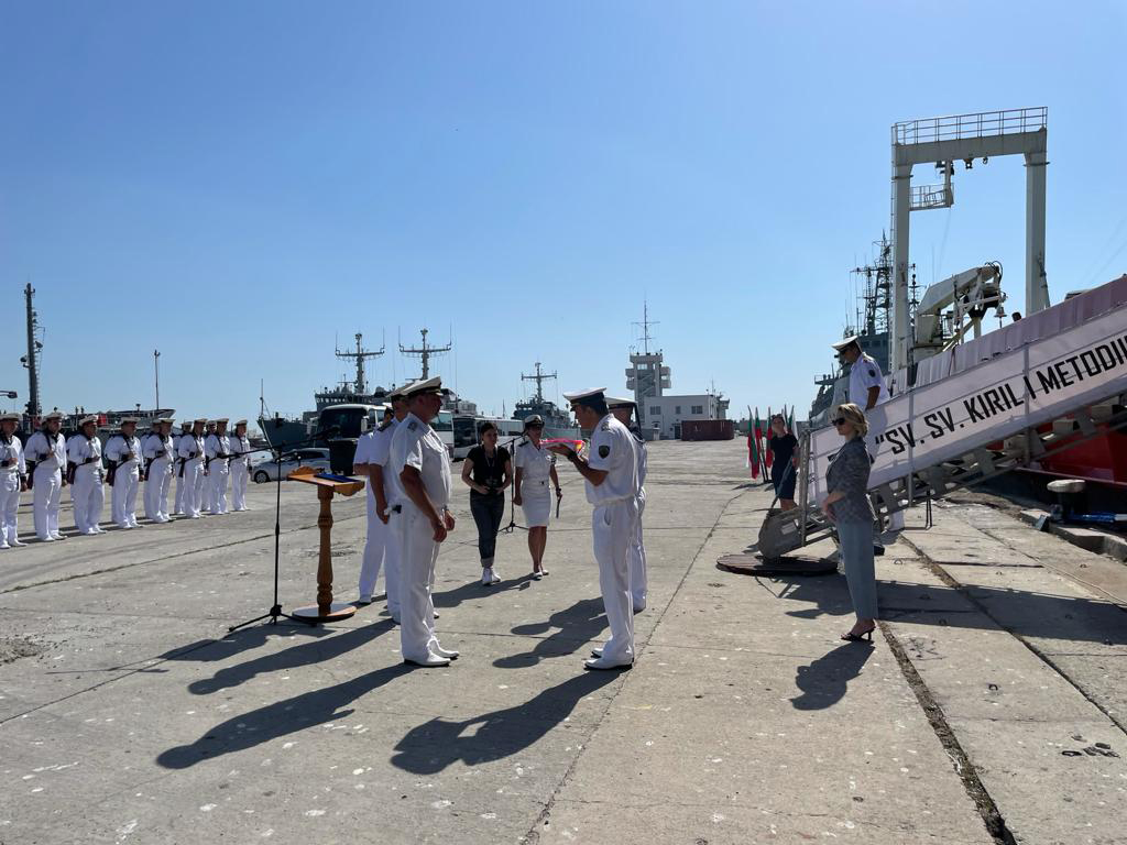 <p>Мария Бакалова стана кръстница на първия български военен научноизследователски кораб &quot;Св. Св. Кирил и Методий&quot;</p>