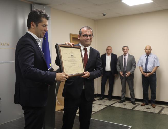 Министърът на икономиката издава сертификати за инвестиция клас А клас