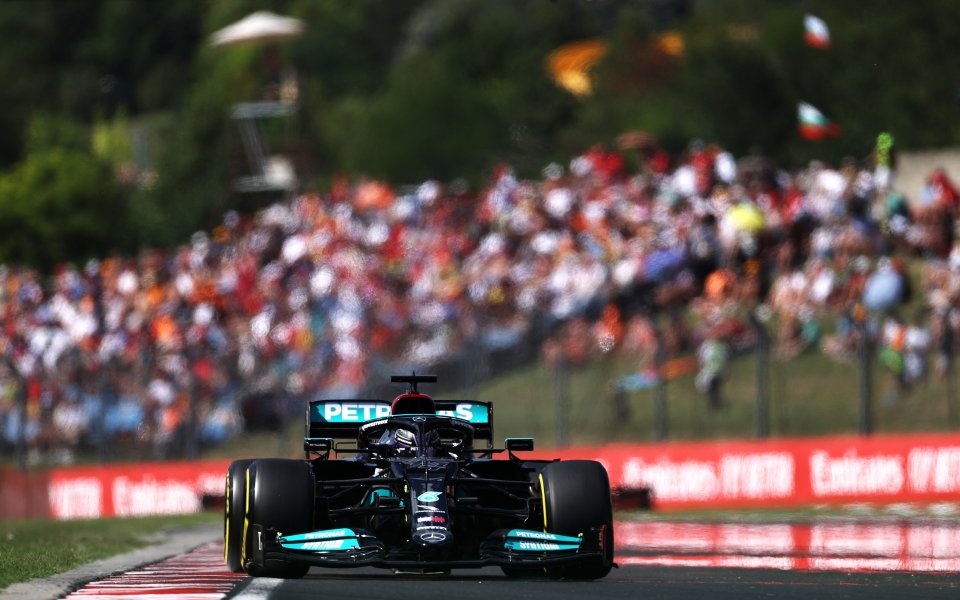 Пилотът на Мерцедес Люис Хамилтън спечели квалификацията преди Гран При