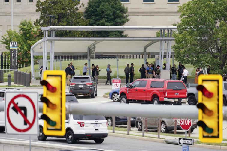 Затвориха Пентагона заради стрелба в метростанция