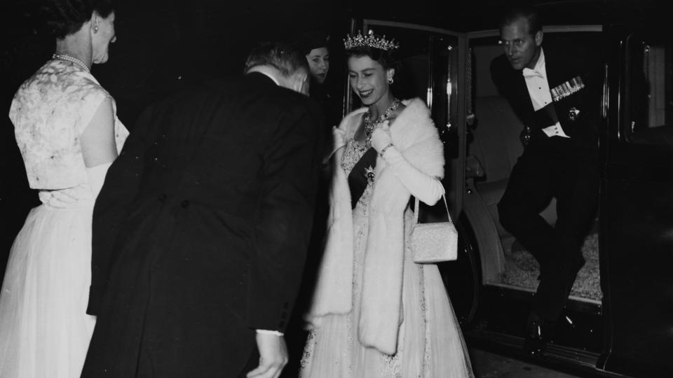 Кралете и кралиците са смятани за избрани от Бог и