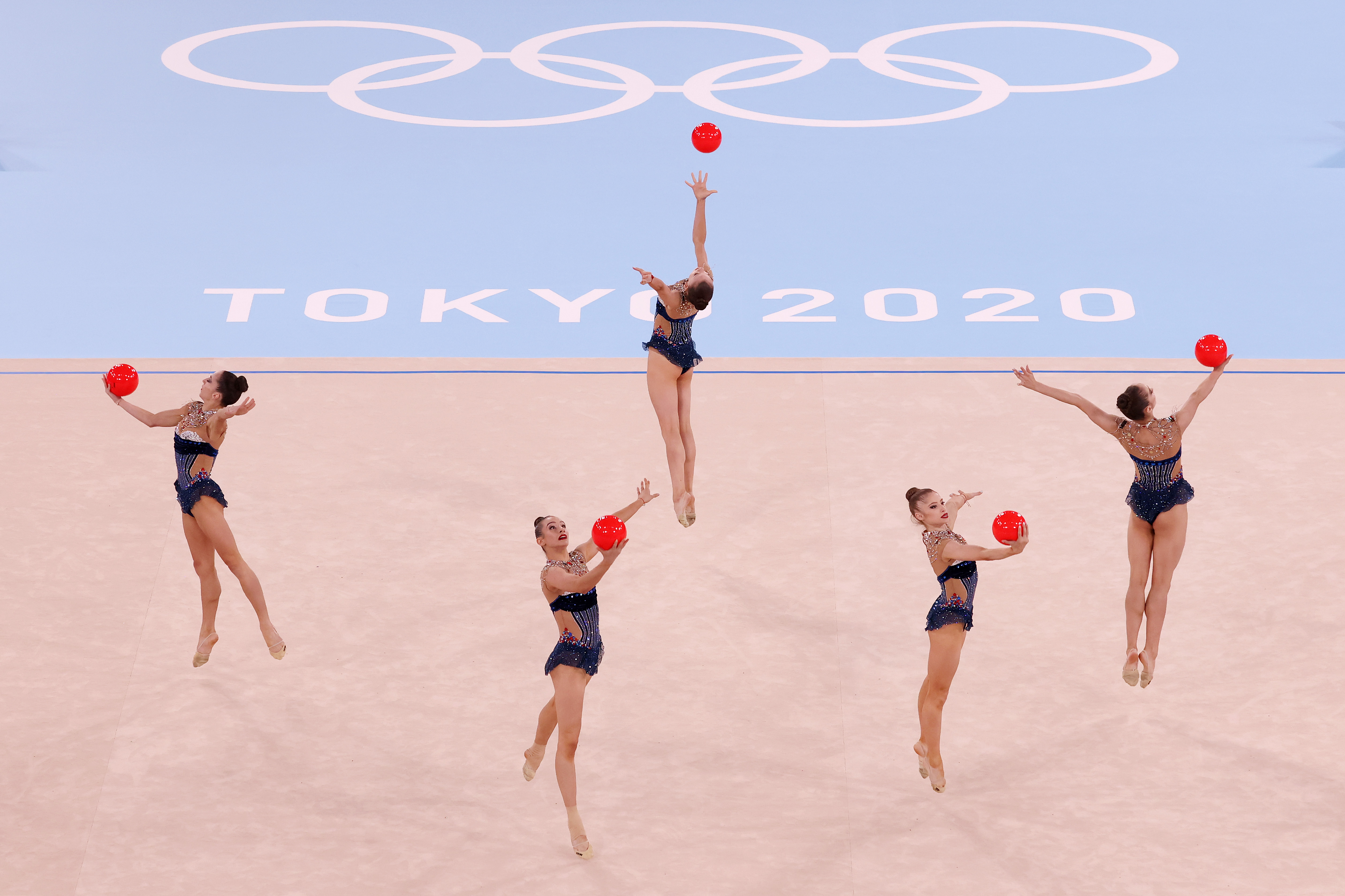 <p>Ансамбълът на България по художествена гимнастика спечели категорично първото място в квалификацията за финала на многобоя на Олимпийските игри в Токио.</p>