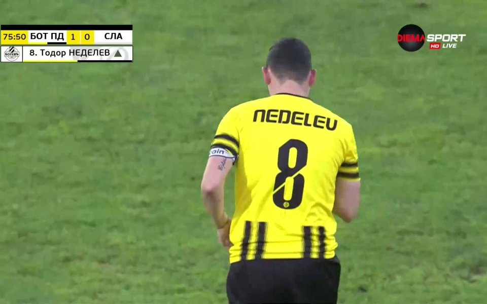 В 76-ата минута на двубоя талисманът на Ботев Пловдив Тодор