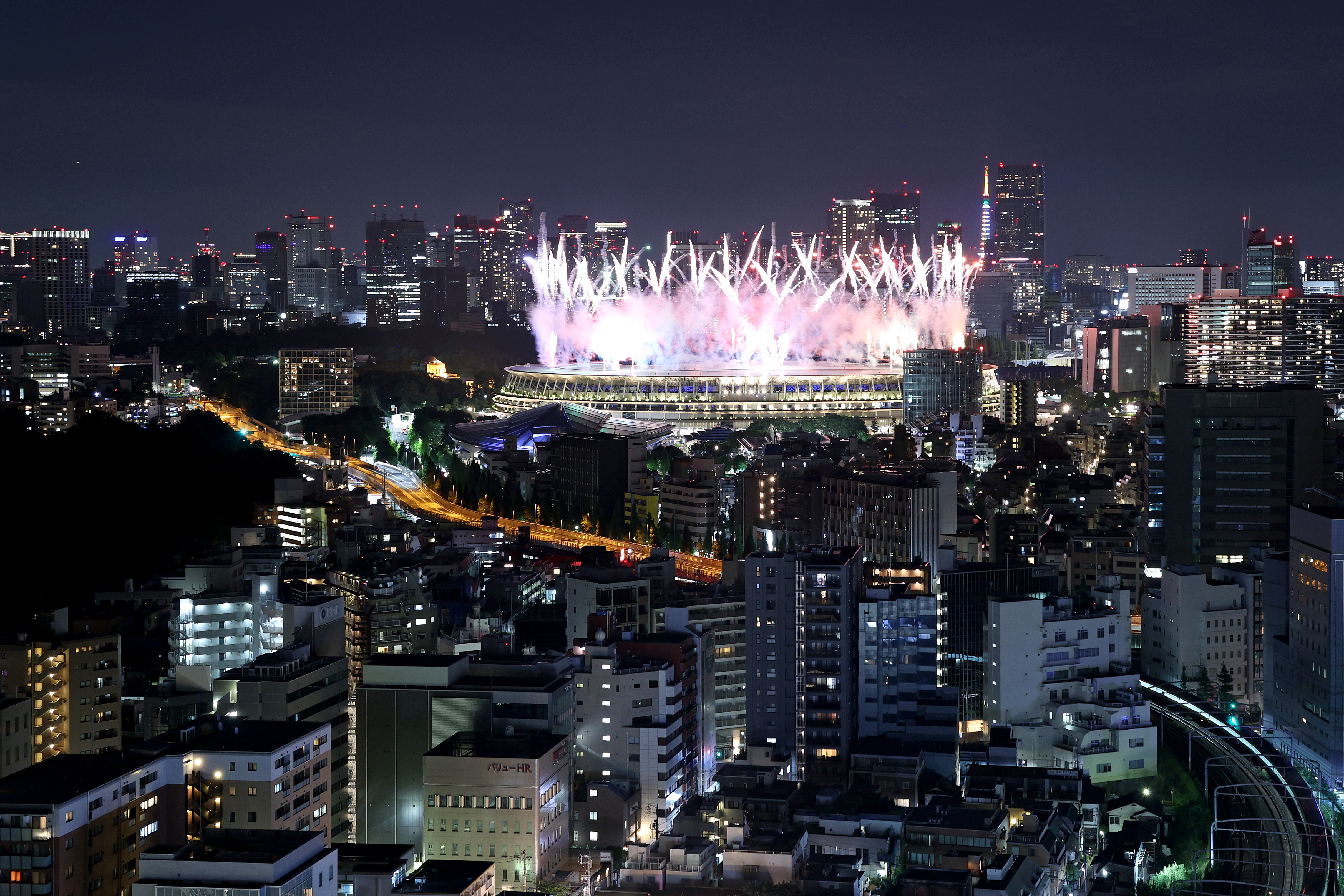 <p>Олимпийските игри бяха закрити с красива церемония в японската столица Токио, която се проведе без публика заради пандемията от коронавирус</p>