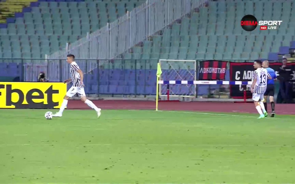 В 75-ата минута перфектно центриране на Александър Александров сложи топката