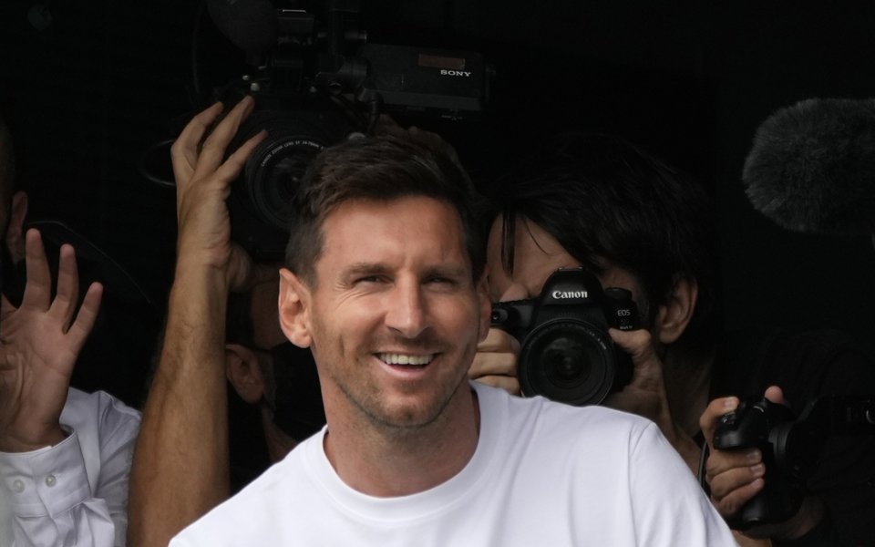 Броени часове, след като Лионел Меси пристигна в Париж, за