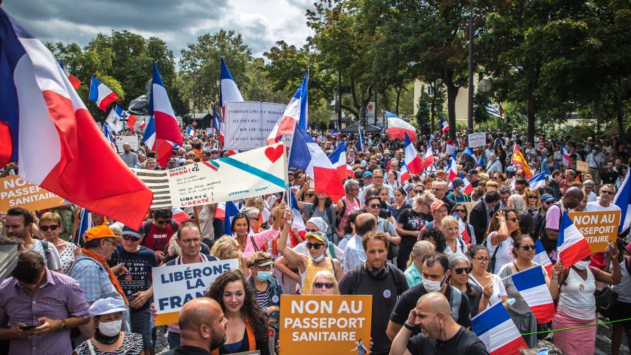 Напрежение в Париж: Масови протести срещу задължителния здравен пропуск