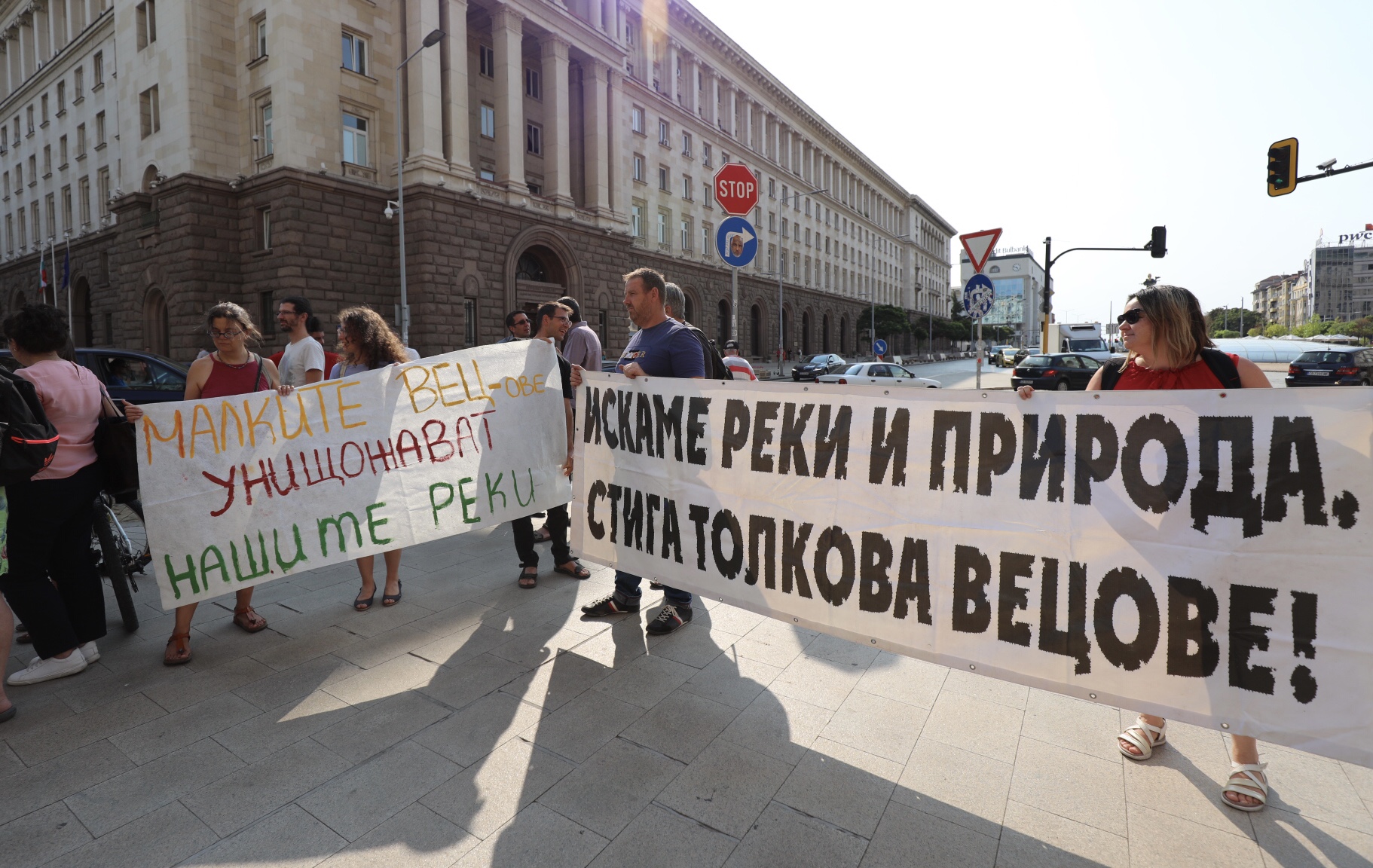 Протести на ловно-рибарски дружества и природозащитници се проведоха в няколко града на България тази вечер. Причината са предложения за промени, които според недоволните, ще позволят строеж на ВЕЦ-ове и унищожаване на околната среда.