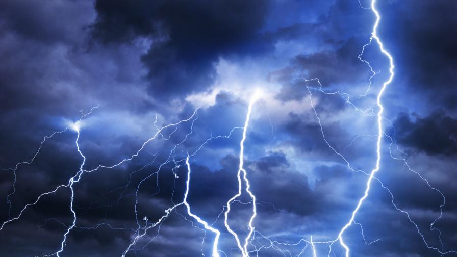 <p>Опасно време в събота в цялата страна: Гръмотевични бури, вятър и проливен дъжд</p>