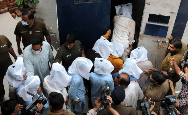  Арестувани за случая с младата жена в Лахор влизат в полицейското ръководство 