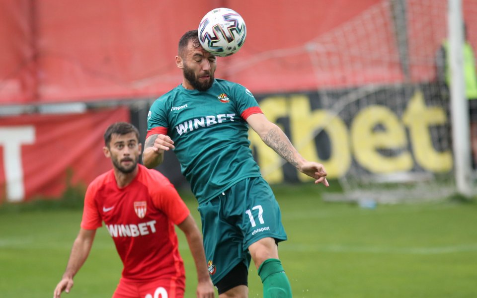 Футболистът на Ботев Пловдив Николай Минков поднови тренировки с отбора.