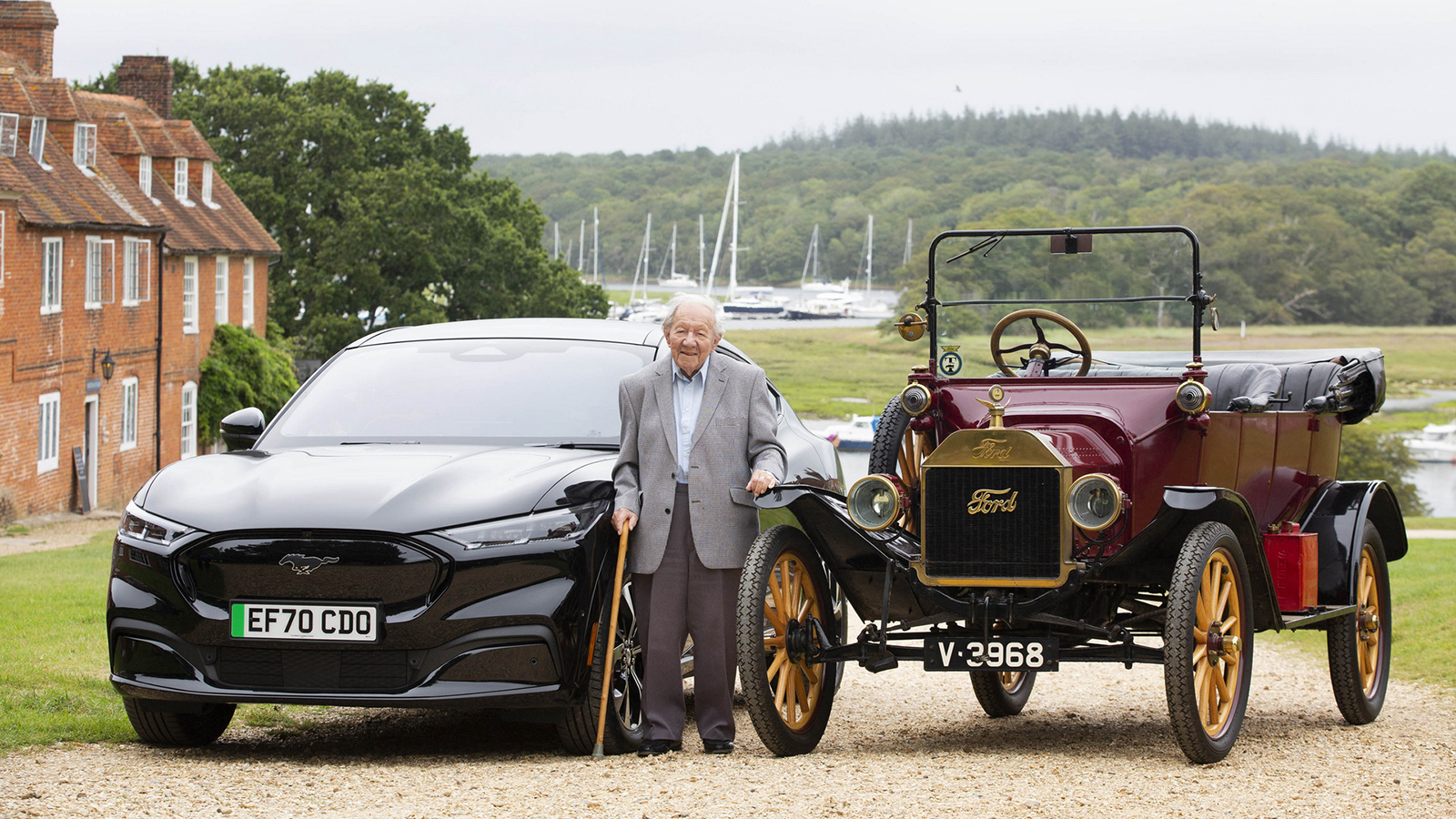 От Model T до Mustang Mach-E за 101-годишен почитател на Ford