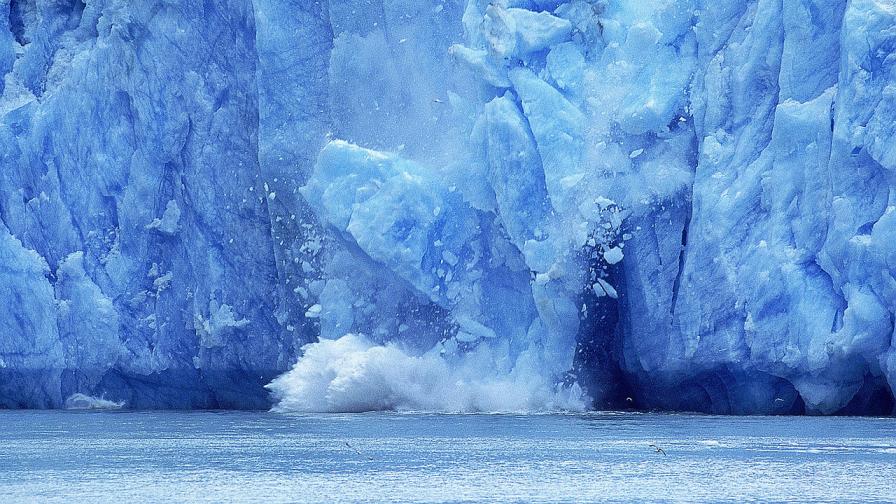 Учени взимат проби от Арктика
