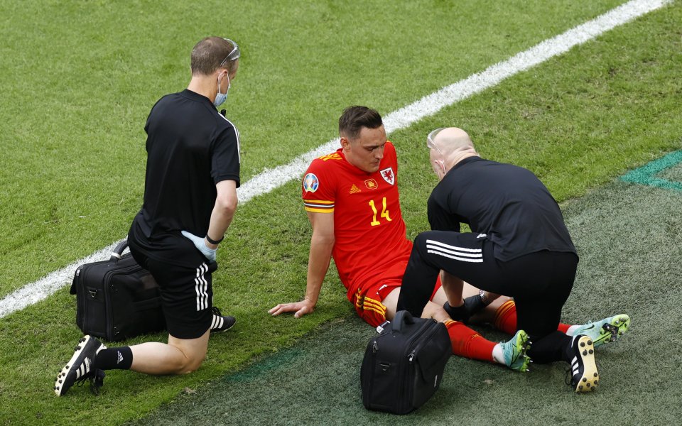 Отборът на Бърнли подсили отбранителната си линия в последния ден