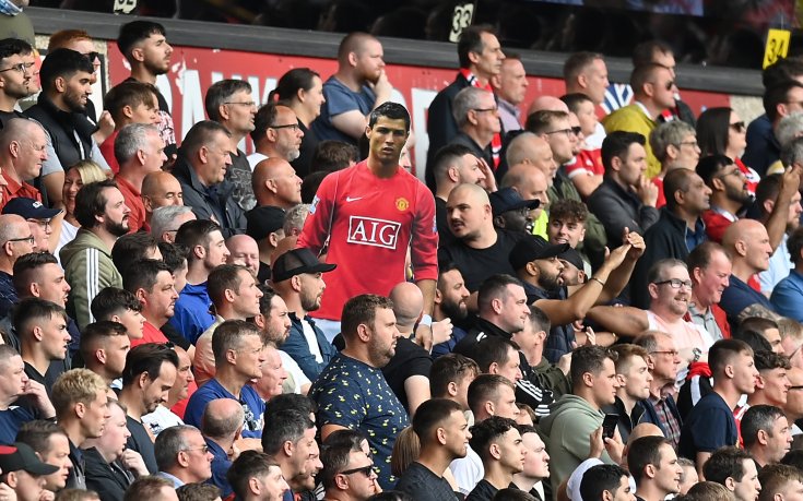 Феновете на Ман Юнайтед изкупиха фланелките на Роналдо