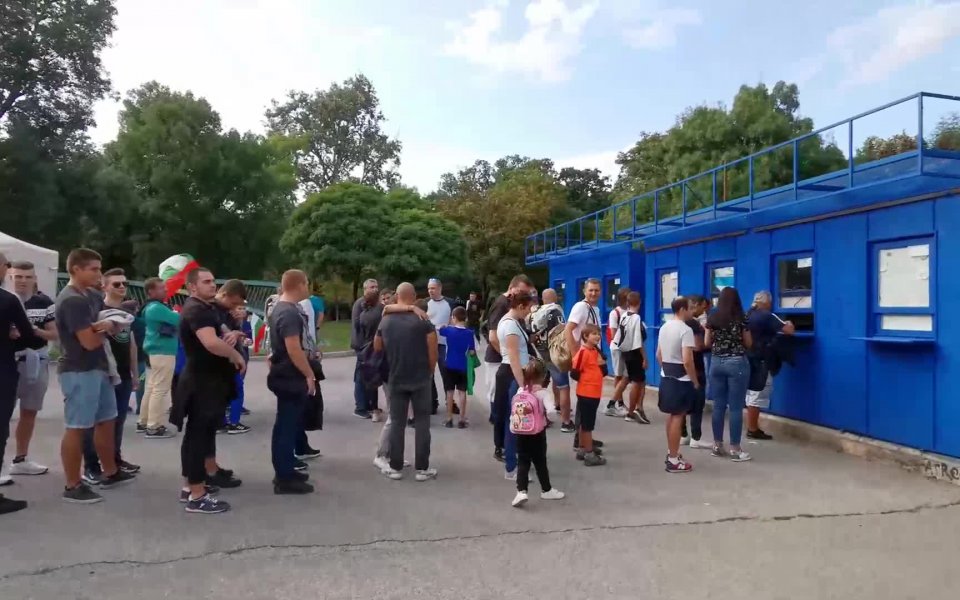 Опашки за билети преди България - Литва.