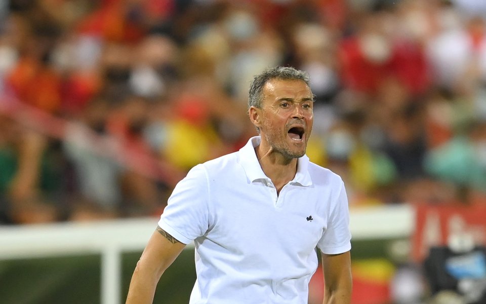 Селекционерът на Испания Луис Енрике не би приел оферта да