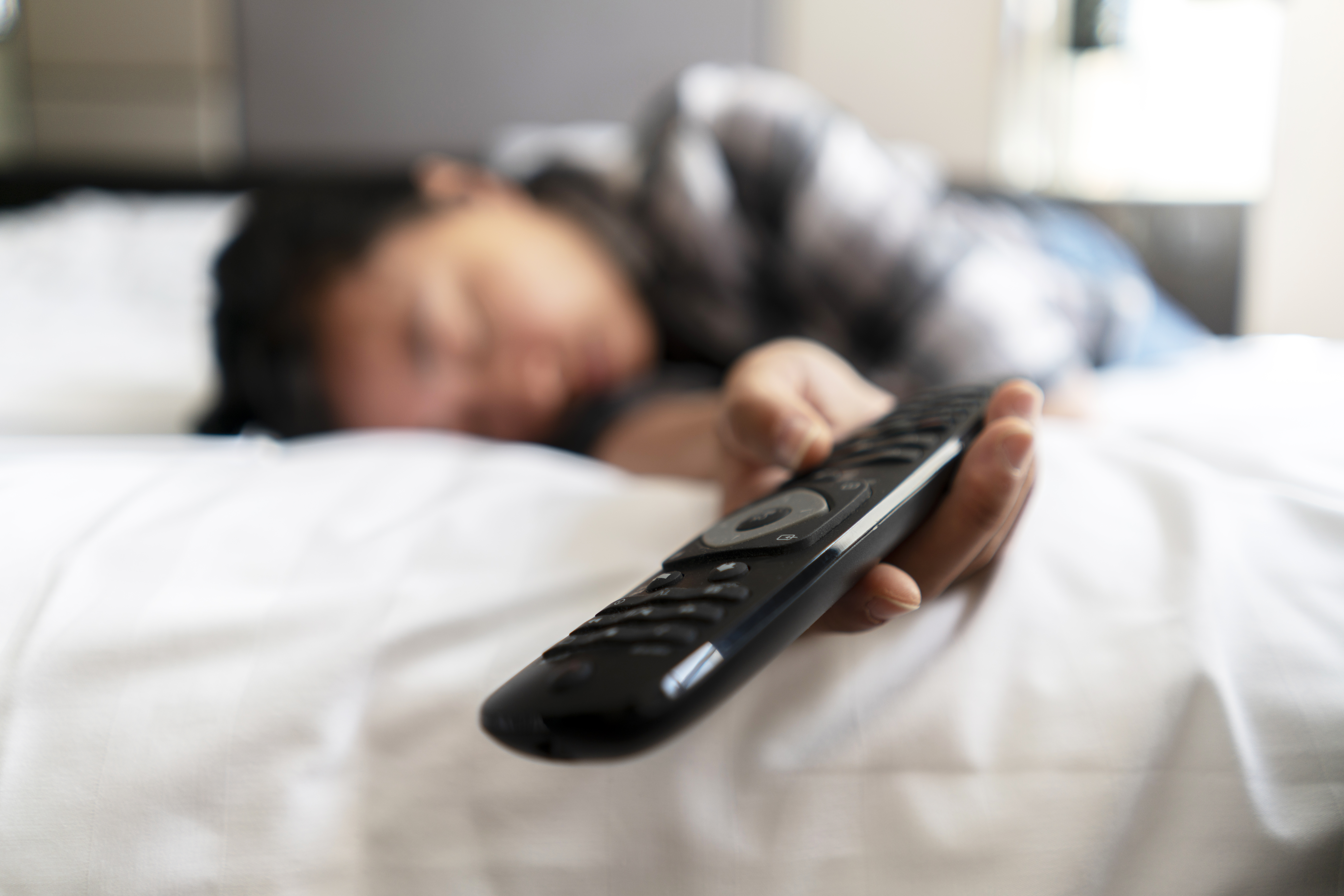 <p><strong>Телевизията ни помага да заспим</strong><br />
Много от нас обичат да лежат в леглото и да гледат филм преди сън. Според експертите трябва задължително да избягваме телевизорите и екраните в спалнята. Причината е, че в края на деня нашето тяло отделя мелатонин, когато забележи, че слънцето залязва и се стъмва. Това е неговия начин да ни каже, че е време за сън. Ако преди лягане сме изложени на изкуствена светлина, това променя неговата функция и не ни позволява да си починем пълноценно. Затова преди сън е добре да заложим на релаксираща музика или книга.&nbsp;</p>