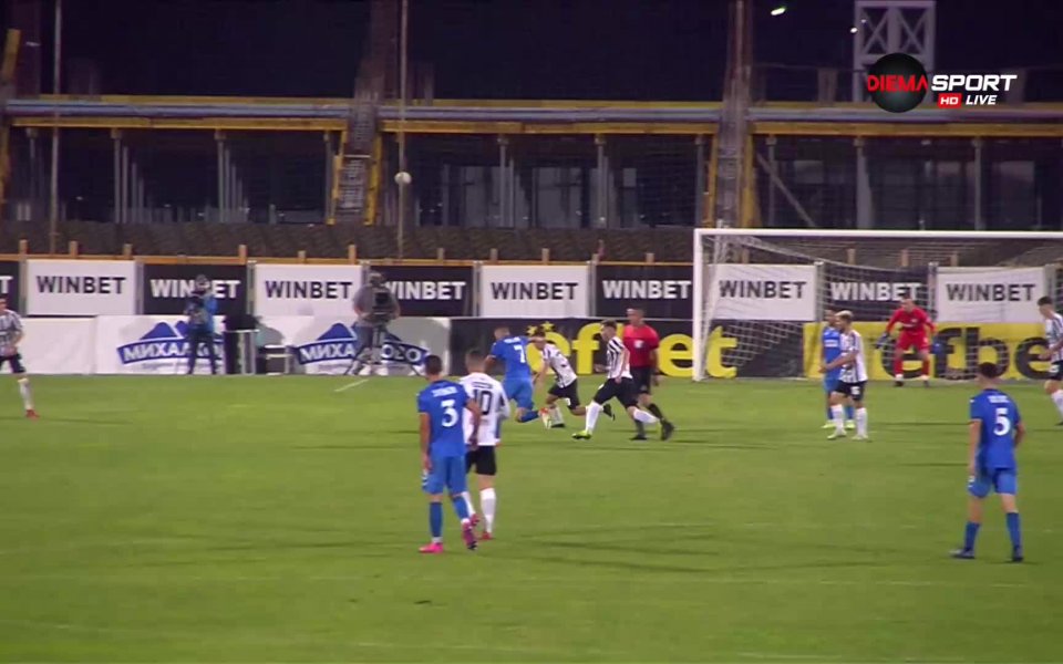 Георги Миланов реализира страхотно попадение с далечен удар, за да