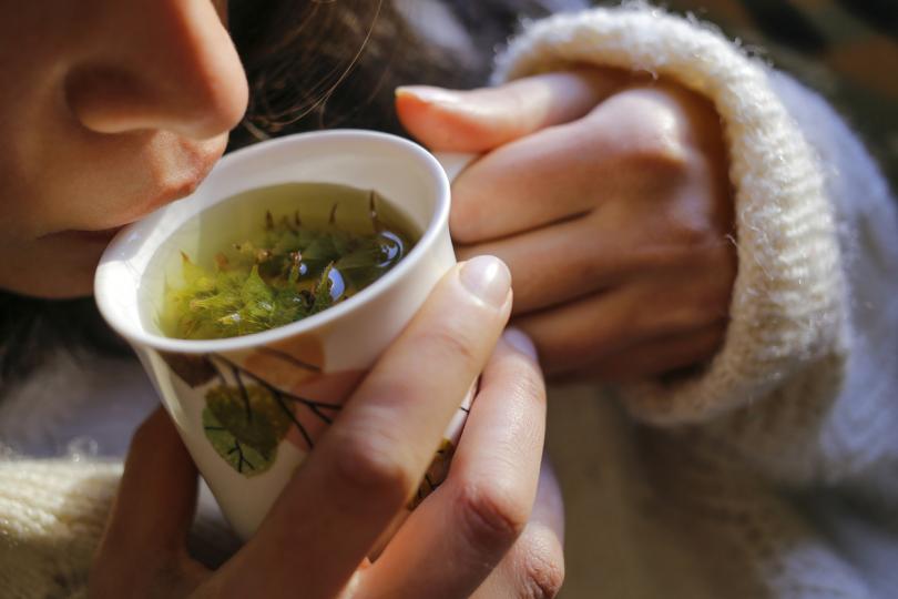 <p><strong>Градински чай</strong></p>

<p>Привържениците на алтернативната медицина използват градинския чай против маточно кървене и спазми. Едно немско проучване доказало, че <strong>при диабетици, които пият отвара от градински чай на гладно, се наблюдава понижаване нивото на кръвната захар</strong>. Билката се използва основно за овкусяване на месни ястия и супи.</p>