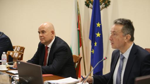  <p>Стоилов и Гешев обсъдиха&am </div>

</article>
<style>
.youtube{
  width:100%;height:500px;
}
@media only screen and (max-width: 600px) {
.youtube {
    height:250px;
  }
}
</style>
<div style=