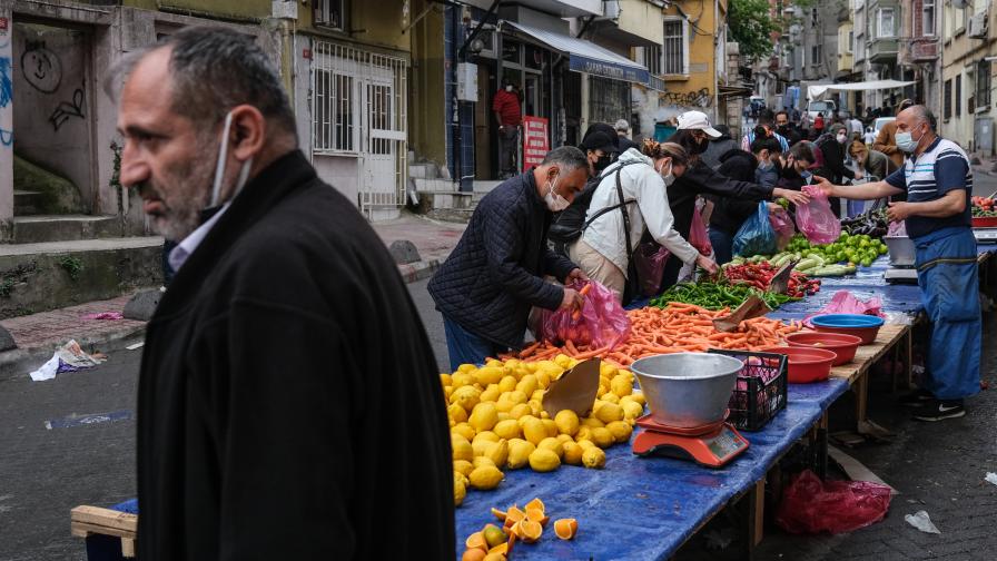 Пазаруват като луди: българи се възползват от евтината турска лира