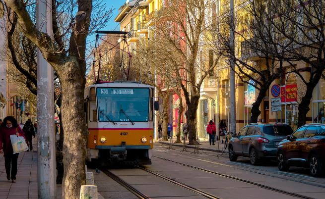 Дете пострада при катастрофа между трамвай и две коли в София