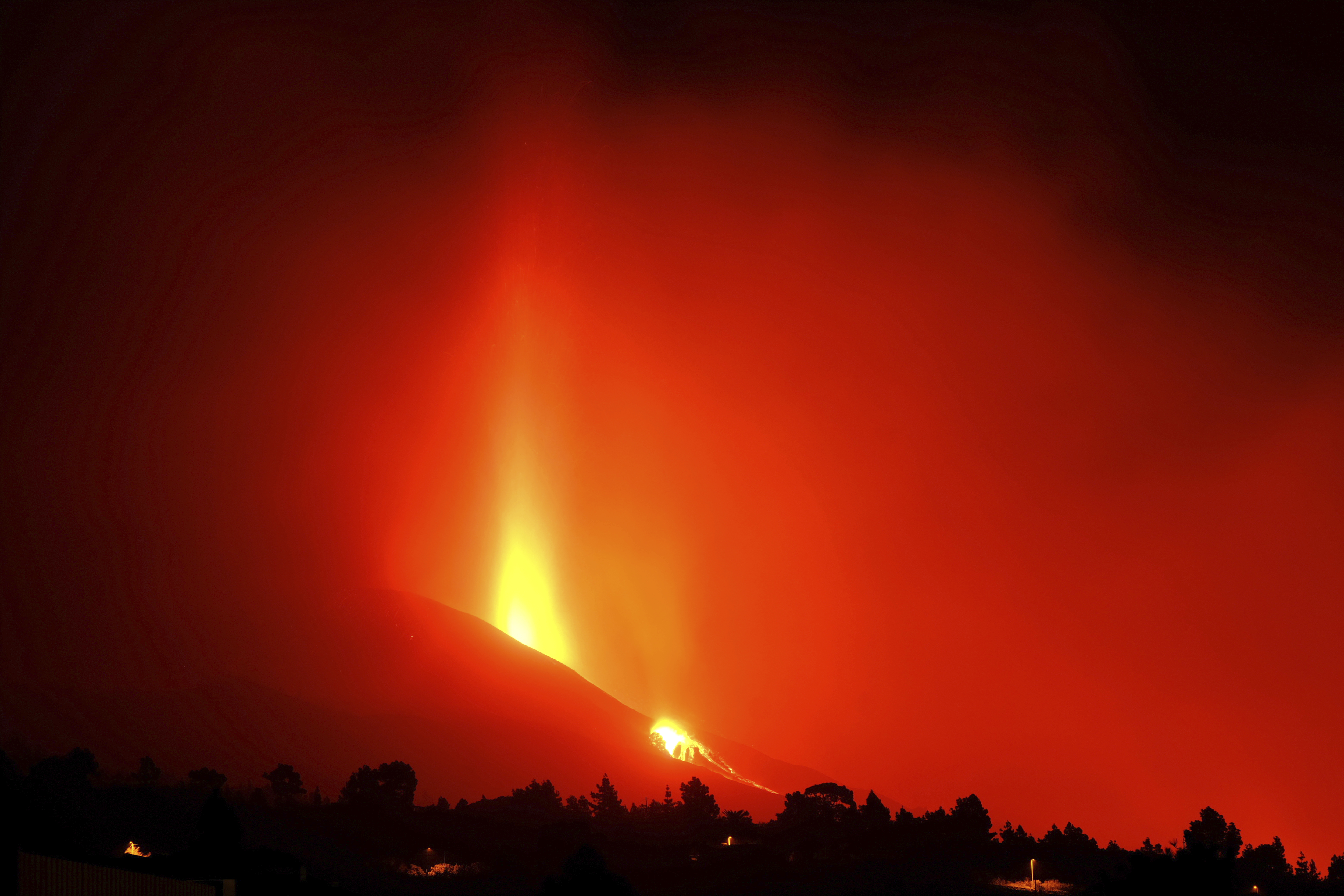 <p>Изригна вулканът Кумбре Виеха на испанския остров Ла Палма</p>
