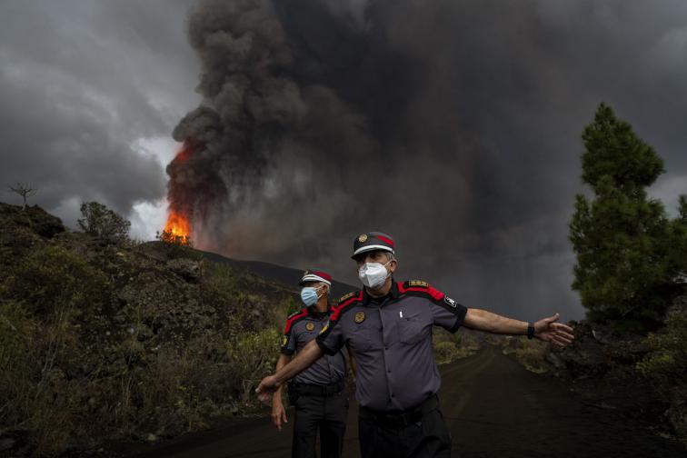 Изригна вулканът Кумбре Виеха на испанския остров Ла Палма