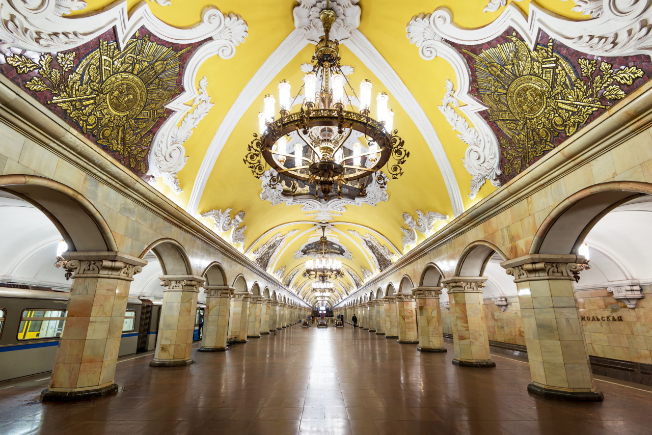 <p><strong>Станция Комсомолская в Москва, Русия</strong></p>

<p>Метростанция Комсомолская в Москва е открита през 1952 г. Тя прилича повече на бална зала в дворец, отколкото на станция на метрото и е най-голямата станция в московското метро.</p>