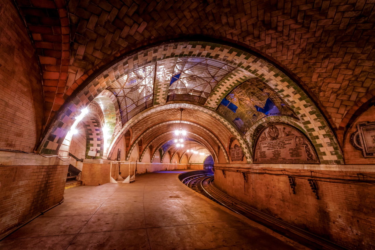<p><strong>Метростанция CityHall в Ню Йорк, САЩ</strong></p>

<p>Тази станция на нюйоркското метро е от 1904 г. За съжаление най-красивата метростанция в Ню Йорк е затворена от повече от 70 години.</p>